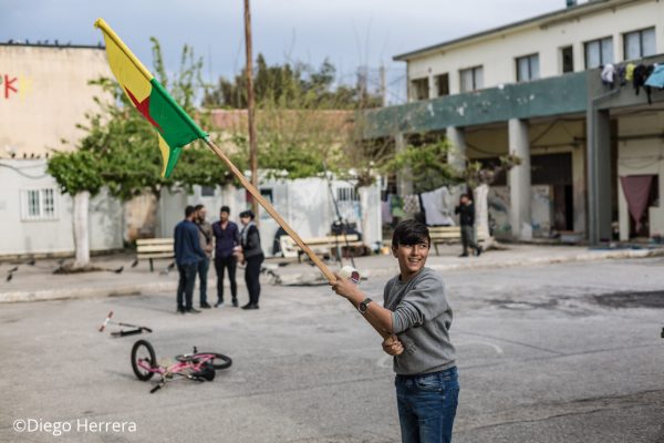 Un niño sostiene una bandera del Kurdistan
