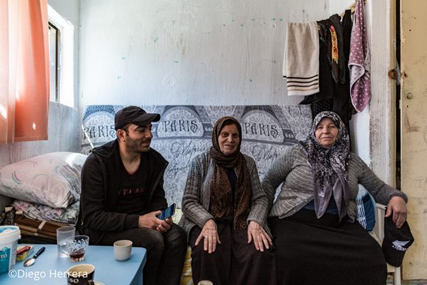 Varios kurdos comparten un té y conversaciones